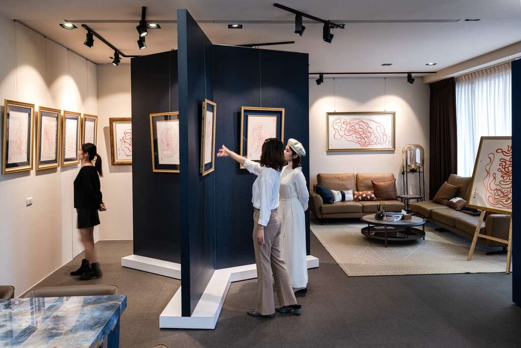 參與者在吾飛藝術銀行展場內聆聽一筆畫作品導覽