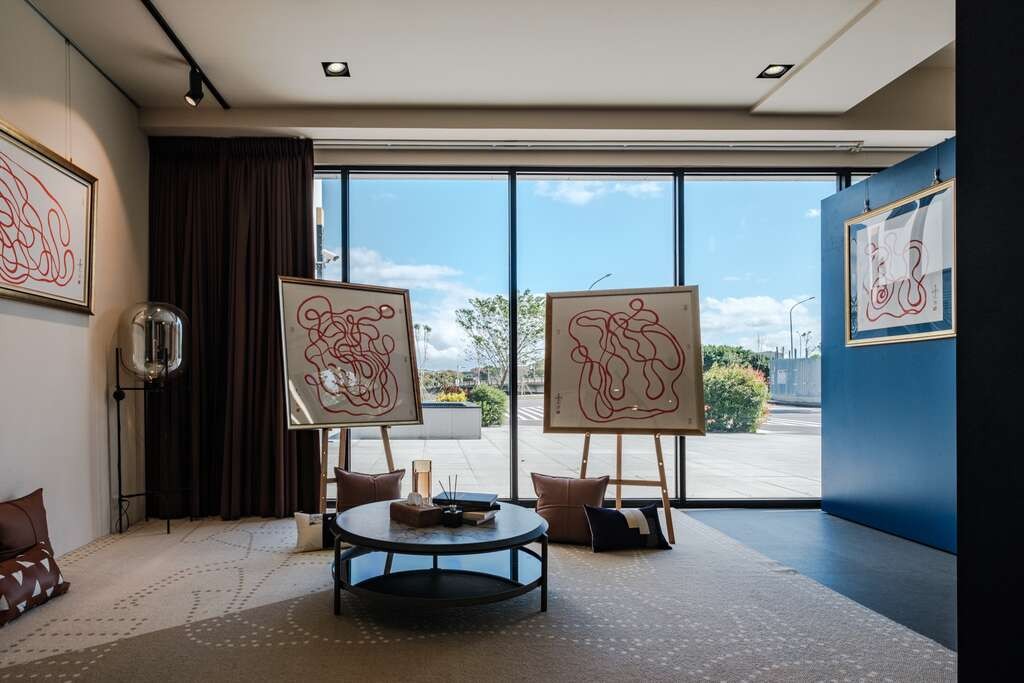 吾飛藝術銀行採光展間內陳列多幅紅色一筆畫作品